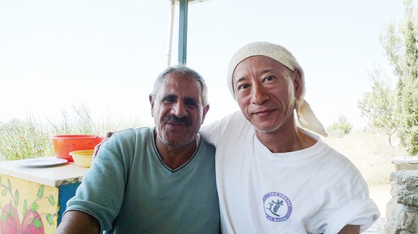 パレスチナ「テント　オブ　ネイションズ」の設立者ダハールさん（写真1）